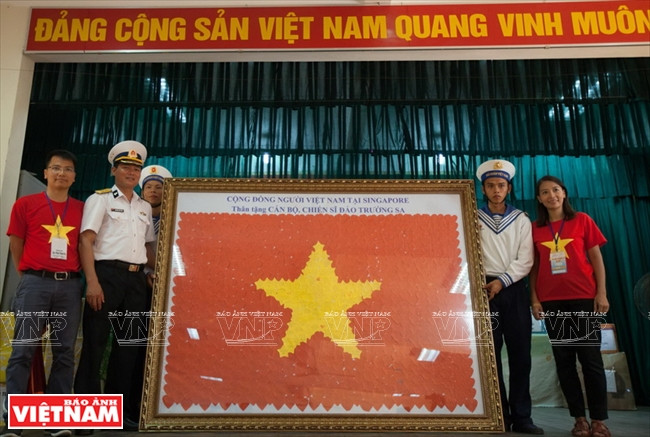 Le tableau représentant le drapeau national du Vietnam offert par les Vietnamiens de Singapour aux soldats de l’île de Truong Sa Lon. 