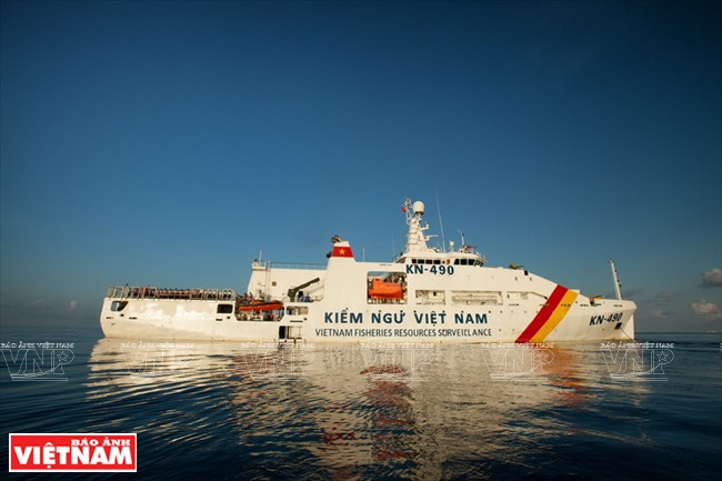 Le navire de la Surveillance des ressources halieutiques KN – 490 qui transporte les Vietnamiens d’outre-mer (Viet kieu) au district insulaire de Truong Sa et à la plate-forme DK1. 