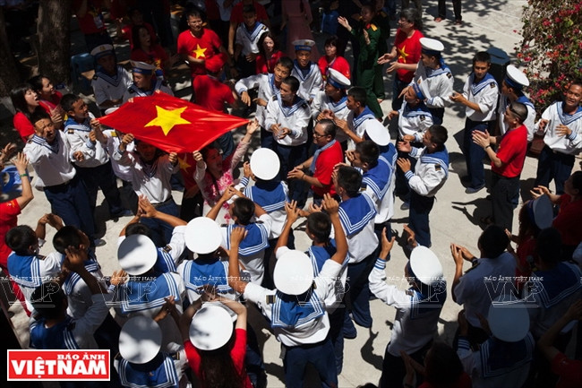 Les Viet kieu ​en choeur avec des soldats et habitants sur l’île de Son Ca.