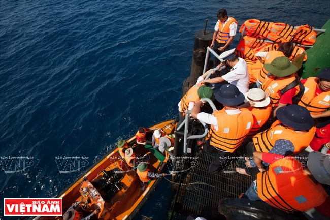 Les soldats de la plate-forme DK1/18 accueillent leurs nouveaux hôtes. 