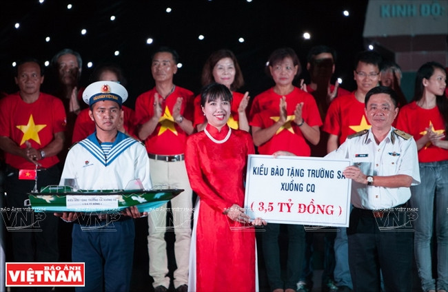 Les Viêt Kiêu font don d’un canoë CQ aux soldats de l’archipel de Truong Sa. 