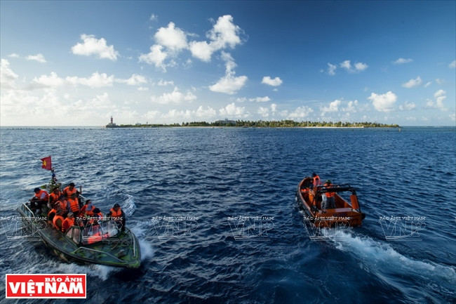 Les canoës amenant les Viet kieu du navire KN 490 à l’île Truong Sa Lon.