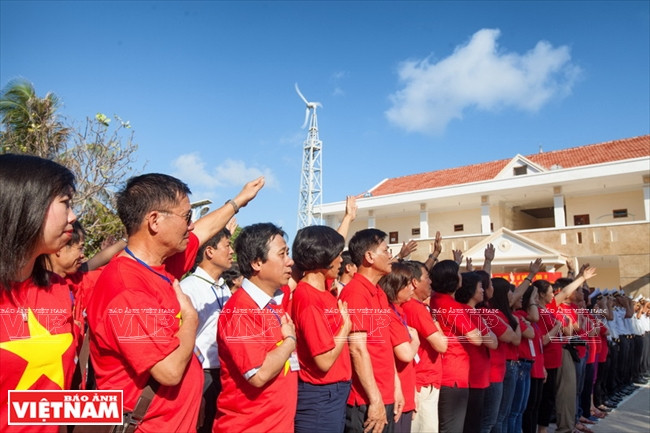 Cérémonie de salut au drapeau national sur l’île de Son Ca. 