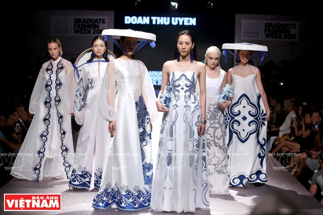 Les tenues dans la collection de mode « Odeurs et couleurs vietnamiennes » de la styliste Doan Thu Uyen.