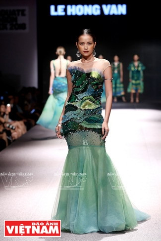 Les tenues dans la collection de mode « Rizières en terrasse » de la styliste Le Thi Hong Van.