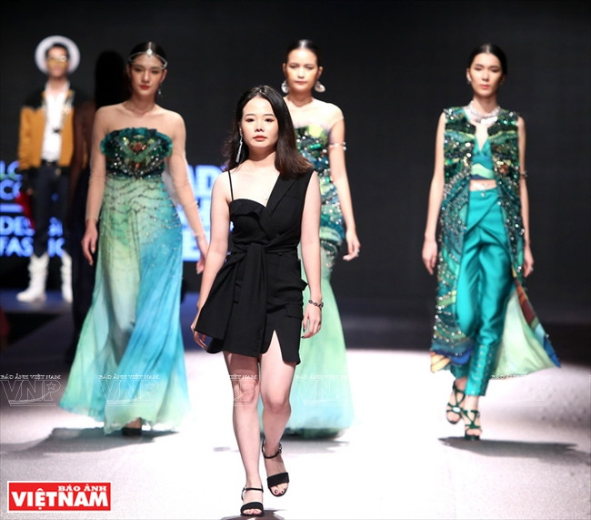La styliste Le Thi Hong Van (au milieu, au premier plan) et des mannequins en tenues dans sa collection de mode « Rizières en terrasse ». 