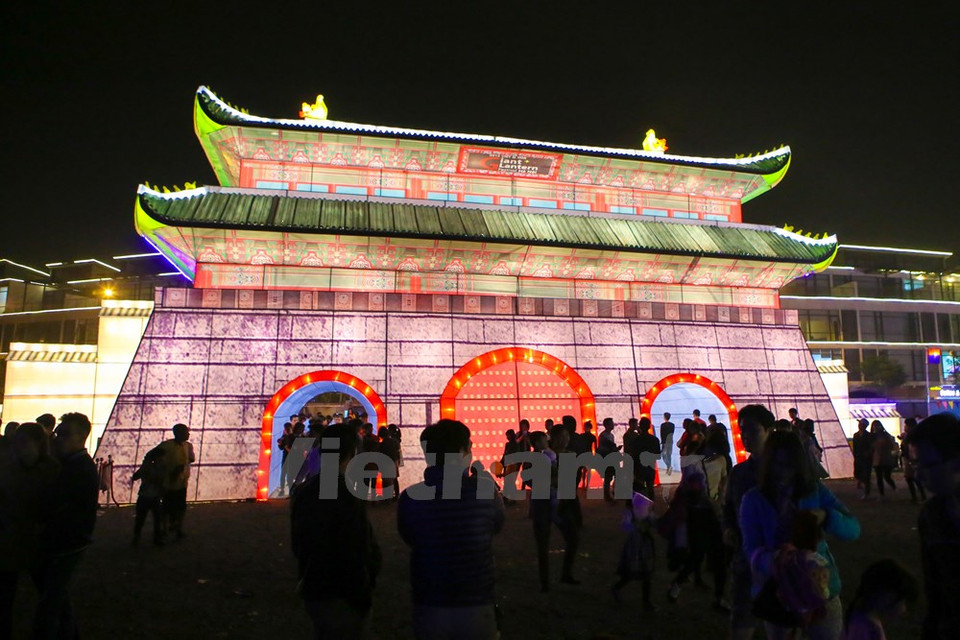 Quarante lanternes géantes - de 10 à 30 m de haut - sont disséminées dans différentes zones.