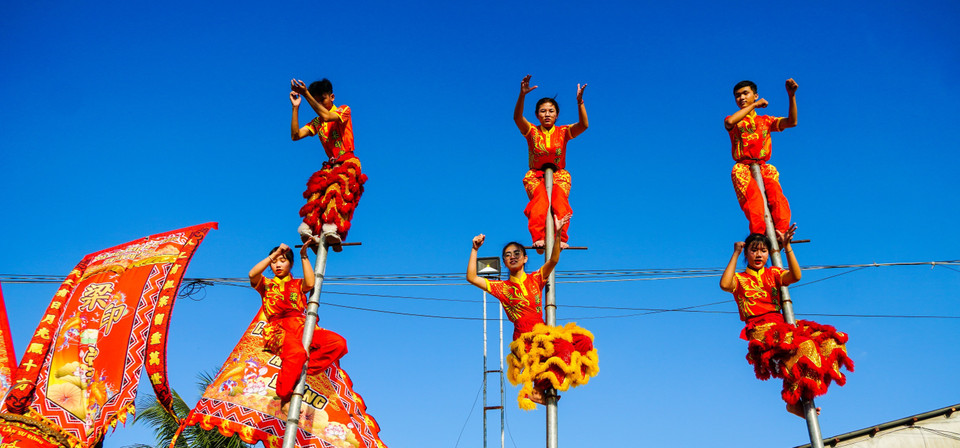 Tu Anh Duong possède le premier groupe féminin et le plus jeune groupe féminin de danse du lion et du dragon au Vietnam. C'est aussi le seul au Vietnam à effectuer des danses sur de hauts piliers. Photo: VNA