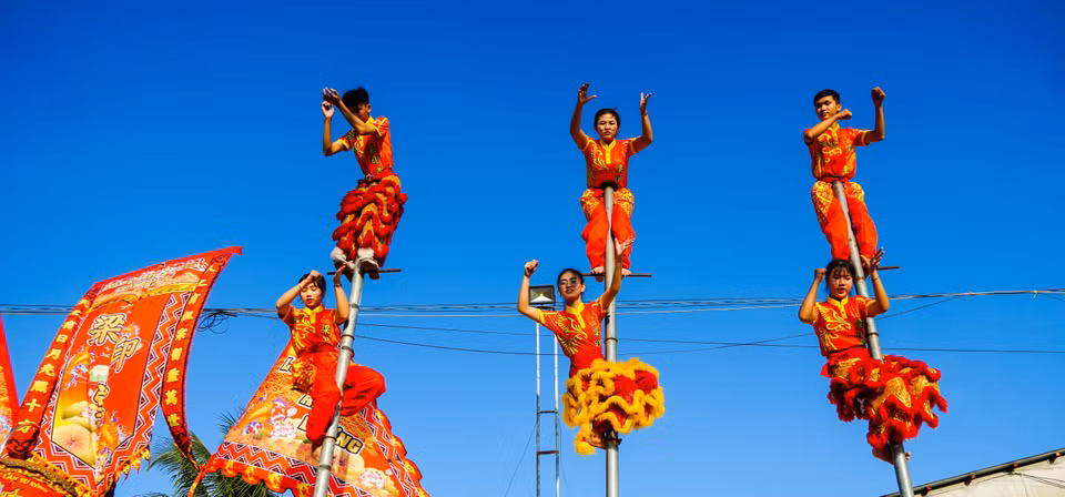 Tu Anh Duong possède le premier groupe féminin et le plus jeune groupe féminin de danse du lion et du dragon au Vietnam. C'est aussi le seul au Vietnam à effectuer des danses sur de hauts piliers. Photo: VNA