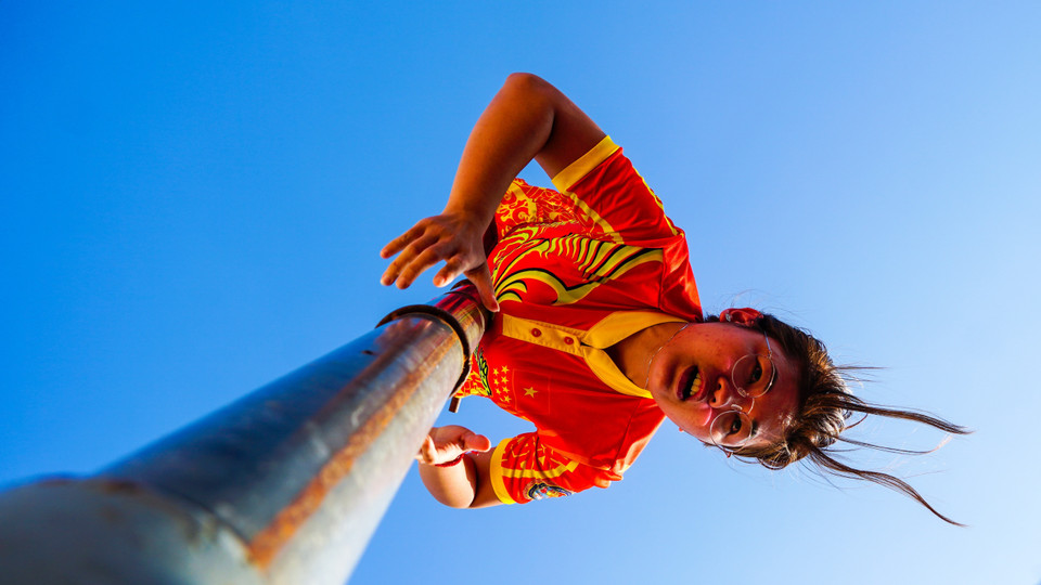 Le Yen Quyen, 28 ans, glisse à plat ventre sur le pilier, un mouvement exclusif pratiqué par la troupe Tu Anh Duong. La femme acrobate avec plus de 10 ans d'expériences, a huit records nationaux et deux records d'Asie à son nom. Photo: VNA