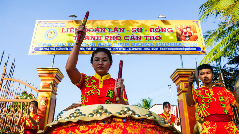 Fondée en 2008 dans le district d'O Mon, ville de Can Tho (delta du Mékong), la troupe de danse du lion et du dragon Tu Anh Duong était alors la seule au Vietnam à avoir des membres féminins. Photo: VNA