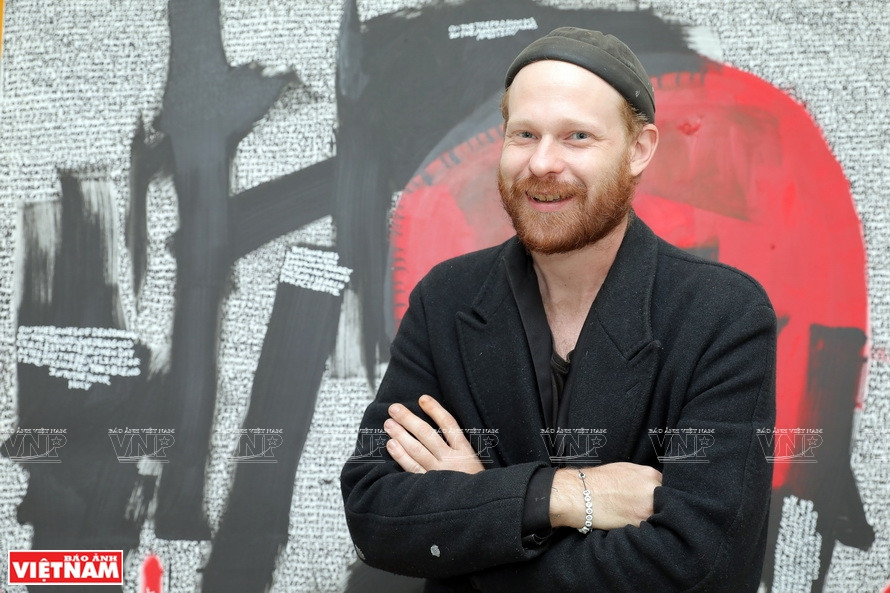 David Evans, né en 1990, est un artiste américain, vivant et travaillant actuellement au Vietnam. Photo: VNA