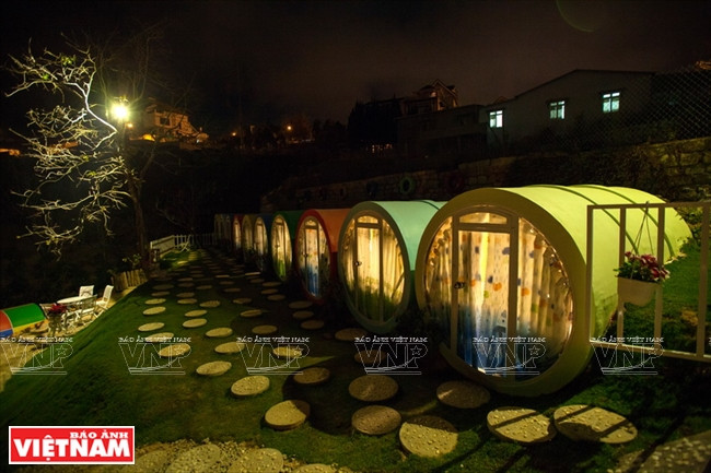 En face de chaque chambre, une pelouse où les touristes peuvent se détendre et découvrir la beauté romantique de Da Lat la nuit. 
