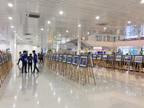 À l’occasion de la Semaine des hauts dirigeants du Forum de coopération économique pour l’Asie-Pacifique tenue officiellement du 5 au 11 novembre dans la ville de Dà Nang (Centre), le Comité national de l’APEC 2017, le ministère de la Culture, des Sports et du Tourisme et le Comité populaire de la ville de Dà Nang ont coorganisé l’exposition photographique intitulée «Le Vietnam et ses hommes».