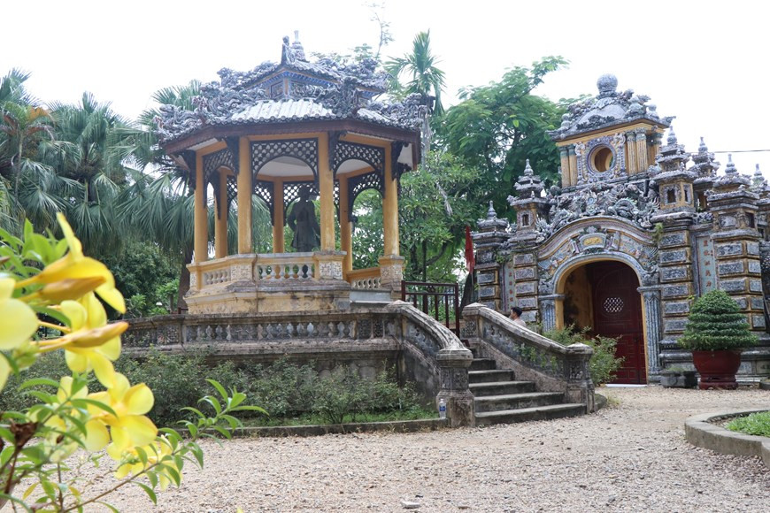Le palais An Dinh, au No 97, avenue Phan Dinh Phung, ville de Huê, province de Thua Thiên -Huê, est une combinaison d'architectures asiatique et européenne. Il s’agit d'un monument architectural distingué parmi les centaines de vestiges du Complexe des vestiges de l’ancienne Cité impériale de Huê. Le palais An Dinh est le représentant de l’architecture contemporaine - classique du début du 20e siècle au Vietnam.
