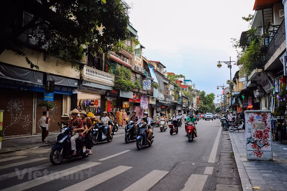 Dans la zone autour du lac Hoàn Kiêm, les rues Hàng Bài-Dinh Tiên Hoàng est également un endroit témoignant d’un fait historique majeur : c’est par ici en effet que le 308e bataillon est entré et a pris le contrôle de Hanoi le matin du 10 octobre 1954. Actuellement, au moment où le Vietnam s’ouvre au tourisme international, l’arrondissement de Hoàn Kiêm, à Hanoi, se concentre sur la construction de sa propre image, en affirmant ses valeurs culturelles traditionnelles. Du lac de l’Épée restituée aux temples Ngoc Son et Bach Ma, au vieux quartier de Hanoi, en passant par l’Opéra de Hanoi, le Musée de l’histoire militaire du Vietnam et le cathédrale Saint-Joseph de Hanoi, l’arrondissement de Hoàn Kiêm et ses environs constituent un miroir de l’histoire du Vietnam. Photo: VietnamPlus