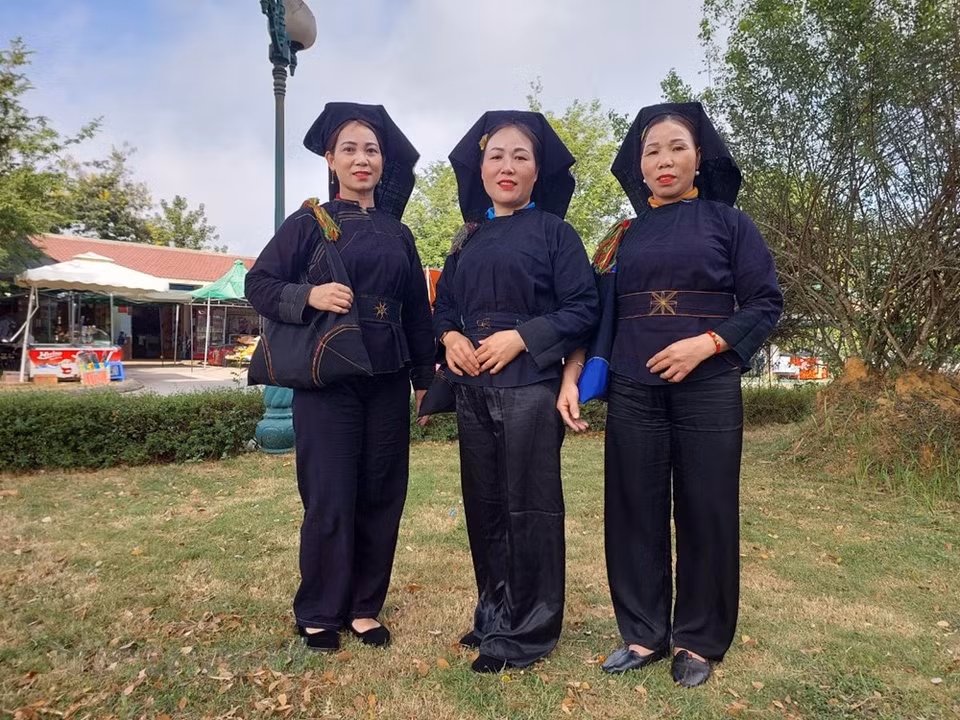Les femmes Nùng portent un haut à manches larges. Les manches et le col sont décorés de morceaux de tissus multicolores, mais la couleur dominante reste l’indigo. Une rangée de boutons en tissu se trouve du côté de l’aisselle droite. Le pantalon est large avec des décorations au niveau des ourlets. Les vêtements masculins, eux, comprennent une chemise, un pantalon, une ceinture, un turban, un sac brodé et des bijoux en argent. L’indigo des Nùng a dépassé les frontières pour devenir une couleur prisée à l’international. Les autorités de Cao Bang ont pris de nombreuses mesures pour encourager les Nùng à sauvegarder leur identité culturelle, en premier lieu vestimentaire. Photo: VietnamPlus 