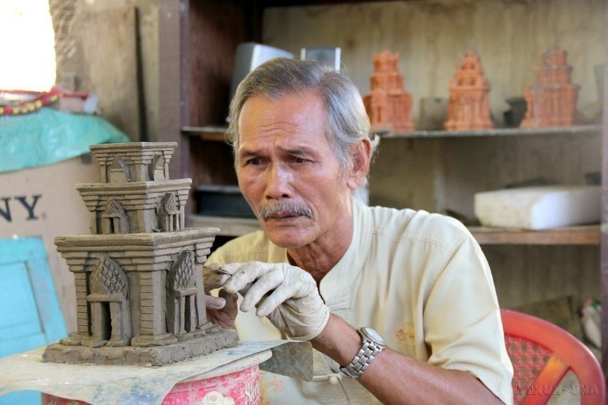 L’UNESCO a inscrit le 29 novembre l’art de la poterie du peuple Chăm sur la Liste du patrimoine culturel immatériel nécessitant une sauvegarde urgente lors de la 17e session du Comité intergouvernemental de sauvegarde du patrimoine culturel immatériel dans la capitale marocaine Rabat.