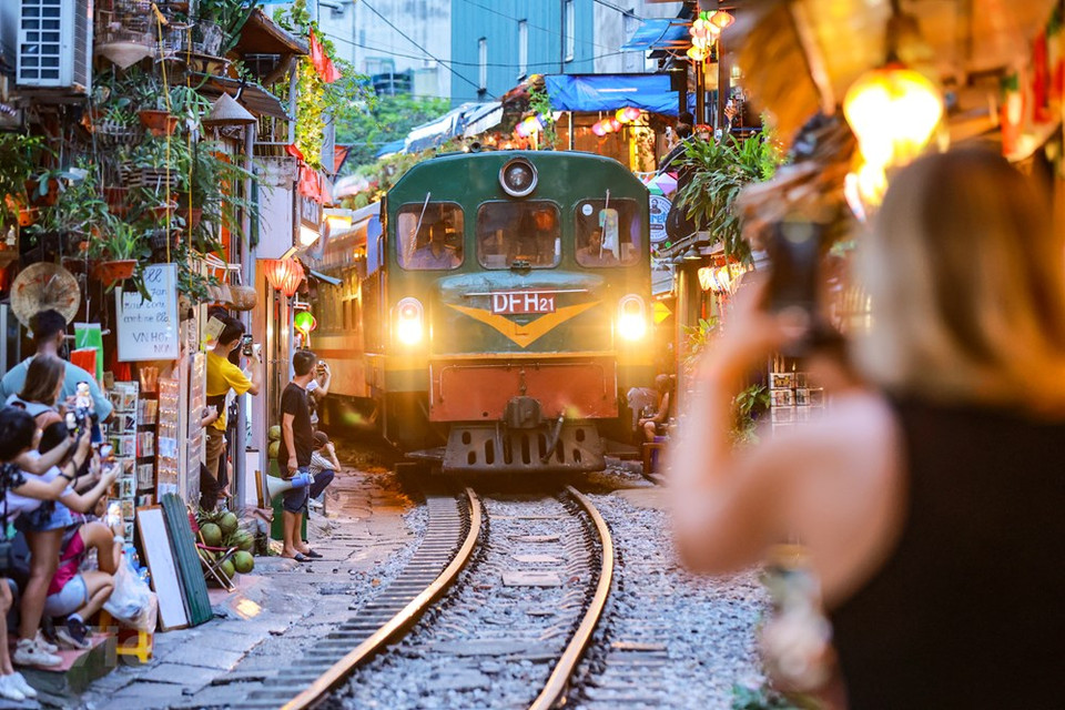 En octobre 2019, les cafés ont dû fermer pour assurer la sécurité sur la voie ferrée. Après plus de deux ans de fermeture en raison de l'épidémie et de l'interdiction d'enfreindre le corridor de sécurité ferroviaire, la "rue du train" a soudainement accueilli à nouveau les touristes. Les restaurants et cafés qui veulent faire des affaires doivent se conformer à la réglementation des autorités locales. Au moment de la réouverture au tourisme, le nombre de visiteurs venant dans cette rue du train augmente de jour en jour. L’attraction de cette voie ferrée urbaine vient peut-être des murs aux peintures uniques, des portes vintages, des petits arbres plantés dans des pots...