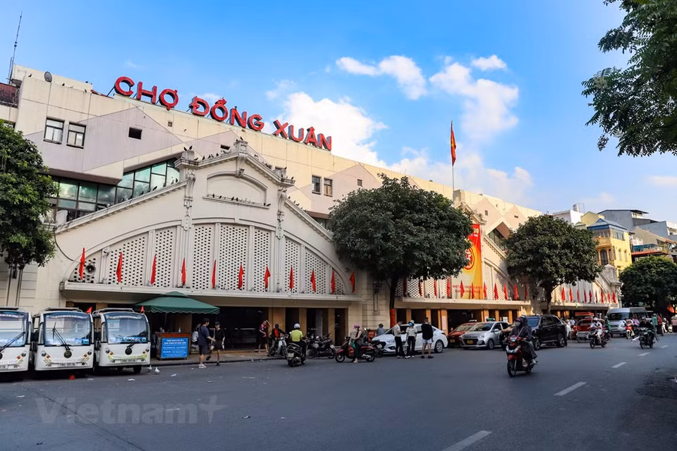 Dông Xuân est l’un des plus grands marchés de Hanoi. Situé sur le principal axe du vieux quartier, il faisait partie d’un ancien hameau qui portait le même nom avant de devenir une rue. Il a été construit en 1889 par l’administration coloniale française pour remplacer l’ancien marché de Câu Dông (Pont de l’Est), qui se trouve à l’est, près de la rivière Tô Lich, comblée en grande partie pour aménager de nouvelles rues. Au tournant du siècle, pour le paysan casanier et vivotant dans les campagnes très pauvres, Hanoi - avec ses premières lampes électriques et son fameux marché de Dông Xuân - produisait un effet saisissant. Photo: VietnamPlus