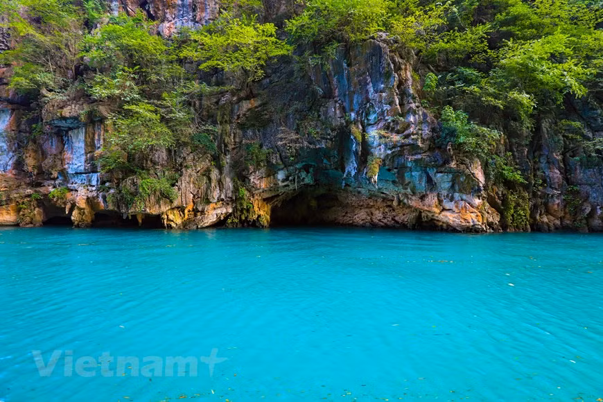 Plus qu'une attraction touristique, cette rivière est marquée par l’empreinte de nombreuses générations de Vietnamiens, qui s’accrochaient à ces zones frontalières pour les protéger.