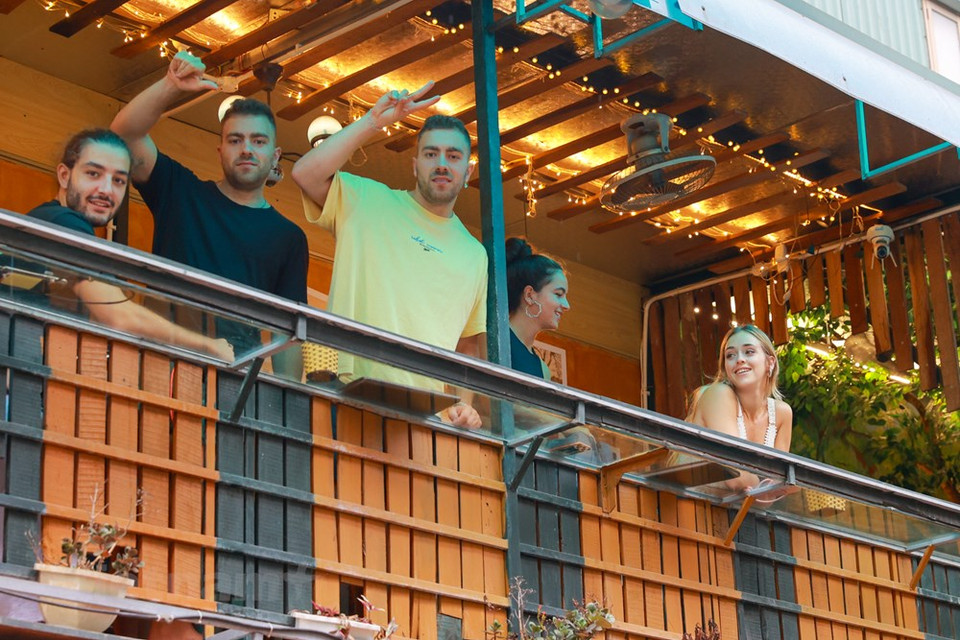 Assister à une scène anormale leur donne une sensation de liberté éphémère. Quel que soit le motif, tous les visiteurs se comportent de la même façon. Ils cherchent une expérience hors du commun et prennent beaucoup de photos selfie. Lors des « heures de pointe », on voit à peine des rails envahis par la foule. La voie ferrée se transforme littéralement en une rue piétonne. Force est de constater que tous ceux qui se posent sur les rails sont des jeunes en quête de sensation forte. Toute leur attention est portée sur le passage du train. À l’image d’un défilé de mode, l’arrivée des locomotives est attendue comme une top model. Sur les deux côtés, les spectateurs sont excités et hurlent comme s’ils voyaient Brad Pitt.