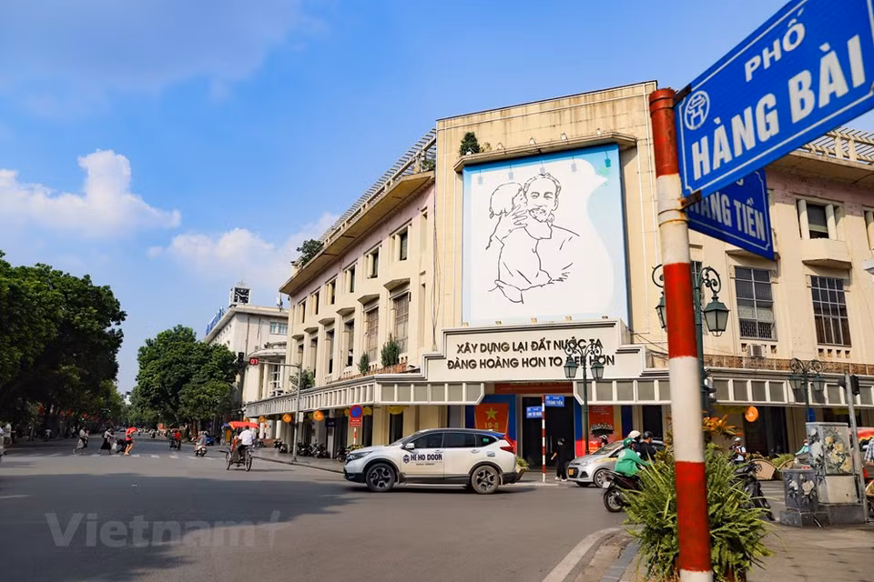 De nos jours, le bâtiment principal de la gare est situé au 120D, rue Lê Duân, à l'extrémité Ouest de la rue Trân Hung Dao. Après plus de 20 ans de Renouveau, la gare de Hanoi s'est métamorphosée. Elle est plus accueillante avec une salle d'attente, une de transit international, des tableaux d'information électroniques, etc. Elle a mis également en place un système de réservation en ligne pour les passagers. Elle représente, en termes de trafic, la moitié des passagers transportés par la Compagnie de transports ferroviaires de Hanoi et un cinquième de la Compagnie générale des chemins de fer du Vietnam. Se modernisant constamment, le secteur des chemins de fer attire de plus en plus de passagers. Photo: VietnamPlus