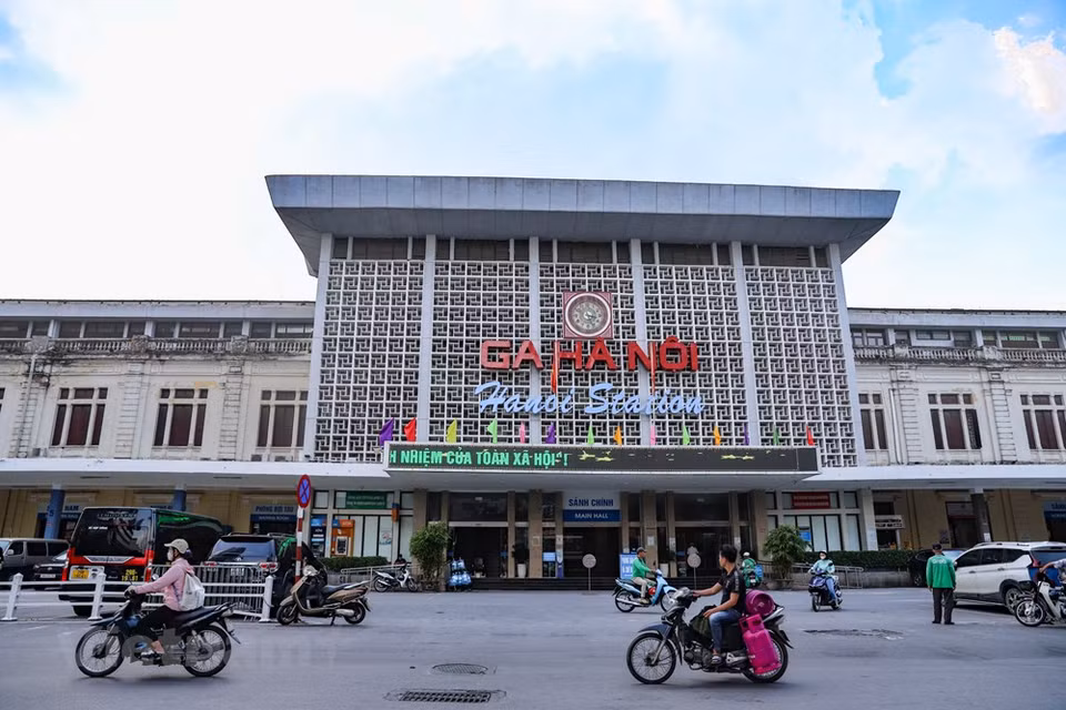 La gare de Hanoi, autrefois gare Hàng Co, a été construite pendant la colonisation française. Entrée en service en 1902, elle est demeurée durant plus d'un siècle un noeud de communication vital du pays. Durant la période coloniale, la rue Lê Duân s'appelait Hàng Long ou encore rue Maréchal de Lattre de Tassigny. Après 1954, la rue Hàng Long a été rebaptisée Route Nam Bô. Celle-ci reliait entre eux les hameaux de Vinh Xuong, Nam Môn, Hoa Ngu et Tu My, ainsi que la gare Hàng Co où l'on vendait du fourrage pour chevaux de course d'un hippodrome proche, sur le site actuel du Palais culturel de l'amitié Viêt Xô (vietnamo-soviétique), rue Trân Hung Dao. Photo: VietnamPlus