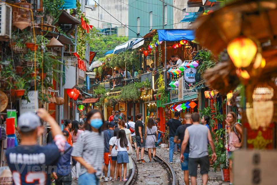 Si la Thaïlande possède des voies ferrées au milieu des marchés, la Chine surprend tout le monde avec ses voies au sein d’un immeuble! Le Vietnam, lui, se distingue par une voie au cœur de certains quartiers résidentiels de sa capitale. Le chemin de fer du Nord du Vietnam a été construit par les Français au début du XXe siècle. Dans le centre de Hanoi, une voie passe au centre des quartiers résidentiels, frôlant les habitations. Dans la fameuse "rue du train", surnom de la ruelle 10 de la rue Diên Biên Phu, la vie se déroule tranquillement le long des rails; et le passage des imposantes locomotives n’importune guère le train-train quotidien des habitants.