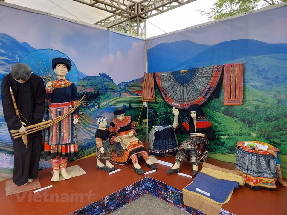 Les H’mông vivent dans le Nord-Ouest du Vietnam. Malgré les changements rapides de la société moderne, les femmes préservent leur identité traditionnelle au travers de leurs costumes. Ceux-ci sont sophistiqués de par leur coloris et leurs motifs ingénieux, associant un tissage recherché et un assemblage de perles et de pièces en argent. Chaque costume est une vraie œuvre d’art qui reflète la quintessence de l’identité H’mông. Outre les costumes, les femmes aiment se parer de bijoux en argent pour se faire belles et faire étalage de leur richesse. Ces parures révèlent encore des particularités culturelles propres aux clans auxquels elles appartiennent. Photo: VietnamPlus