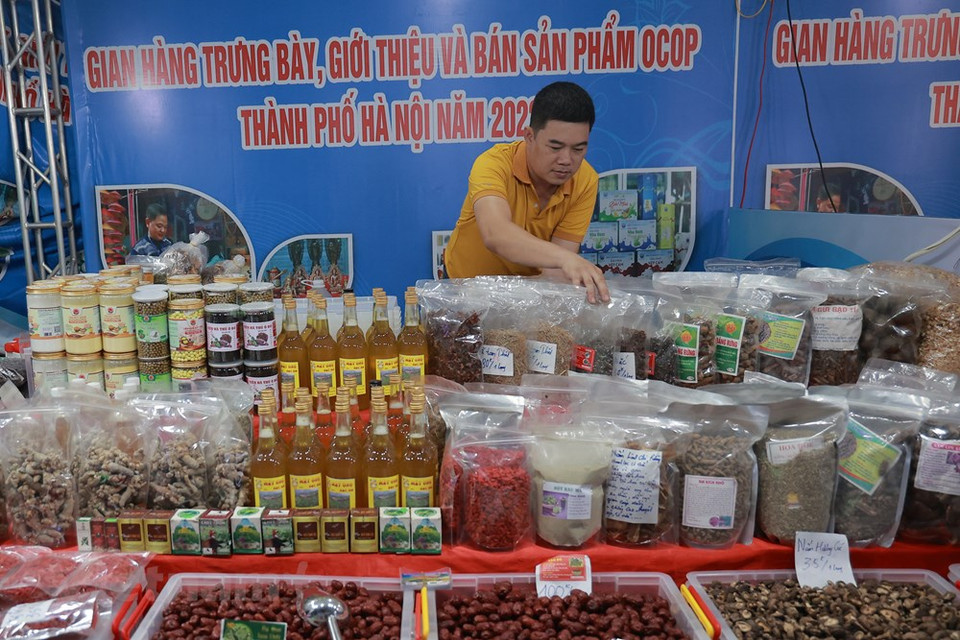 Durant la période 2021-2025, le programme OCOP donne la priorité au développement des coopératives, des petites et moyennes entreprises. Il encourage des efforts pour qu’au moins 40% des producteurs de produits OCOP soient des coopératives et 30% soient des entreprises. En outre, au moins 50% des villages artisanaux traditionnels devront disposer de produits OCOP, contribuant à la préservation et au développement des villages artisanaux traditionnels des localités. Le taux de travailleurs titulaires de diplômes et certificats appropriés au travail lié aux produits OCOP devra atteindre au moins 20%. Au moins 50% des producteurs de produits OCOP participeront aux canaux de vente modernes (supermarchés, magasins de proximité, plateformes d’e-commerce...)