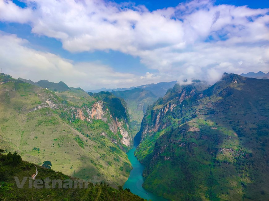 Faire une promenade en bateau ou en kayak sur la rivière Nho Quê offre aux visiteurs une sensation particulière lors de la visite du canyon Tu San, profond de 700-800 mètres et d’une longueur d'environ 1,7 km.