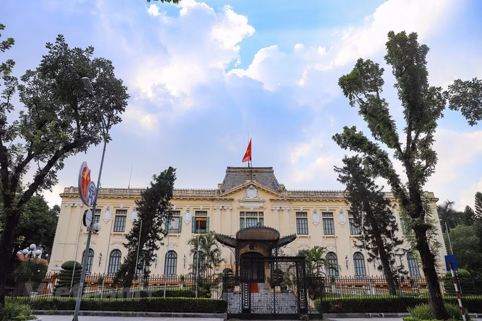 Le palais du Tonkin (Bac Bô Phủ), ou la maison des hôtes d’État, est un monument historique situé dans le district de Hoàn Kiêm, à Hanoi. L’édifice est un représentant de l’architecture coloniale française en Indochine française. Le bâtiment était, à l’origine, le Palais du Résident supérieur du Tonkin, construit entre 1918 et 1919 par Auguste Henri Vildieu pour abriter le gouverneur français du Tonkin. Il a ensuite été rebaptisé Palais du Tonkin lorsque le Viêt Minh a repris le Nord. Le bâtiment était l’emplacement de la prise de contrôle du Vietnam par le Viêt Min, à la suite de la Révolution d’Août. Dans les temps modernes, il est utilisé comme la maison des hôtes d’État du gouvernement vietnamien. Photo: VietnamPlus