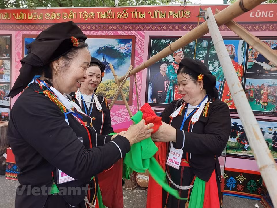 Le Festival des costumes traditionnels des minorités ethniques du Nord du Vietnam s’est ouvert vendredi 18 novembre dans le Village culturel et touristique des ethnies du Vietnam, à Dông Mô, en banlieue de la capitale Hanoï. Placé sous le thème "Couleurs des costumes traditionnels des minorités ethniques du Nord dans la période d'intégration et de développement", cet événement qui dure de trois jours se déroule en même temps que la Semaine de la grande union nationale - Patrimoine culturel du Vietnam. Chaque groupe ethnique présente des costumes quotidiens, des costumes de festival et des robes de mariage de leur groupe ethnique. Photo: VietnamPlus