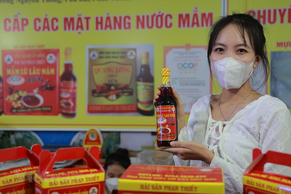Le «nuoc mam» de Phan Thiêt est depuis longtemps connu dans tout le pays pour sa qualité. Et c’est d’ailleurs dans cette ville de la province côtière de Binh Thuân que se trouve le premier musée dédiée au «nuoc mam» du Vietnam. Ce musée est l’un des bâtiments construits sur un vaste secteur appelé ''Làng chài xua'' (littéralement Ancien village des pêcheurs) qui, s’étendant sur 10.000 ha, a nécessité un investissement total de 100 milliards de dôngs (4,72 millions de dollars). Les travaux ont commencé en 2017 et se sont achevés fin mai 2019. En visitant le musée sur une superficie de près de 2.000 m2, on comprend mieux l’histoire du village de pêcheurs de Phan Thiet sur plus de 300 ans. Il y a donc longtemps que la fameuse sauce est présente aux repas des Vietnamiens…