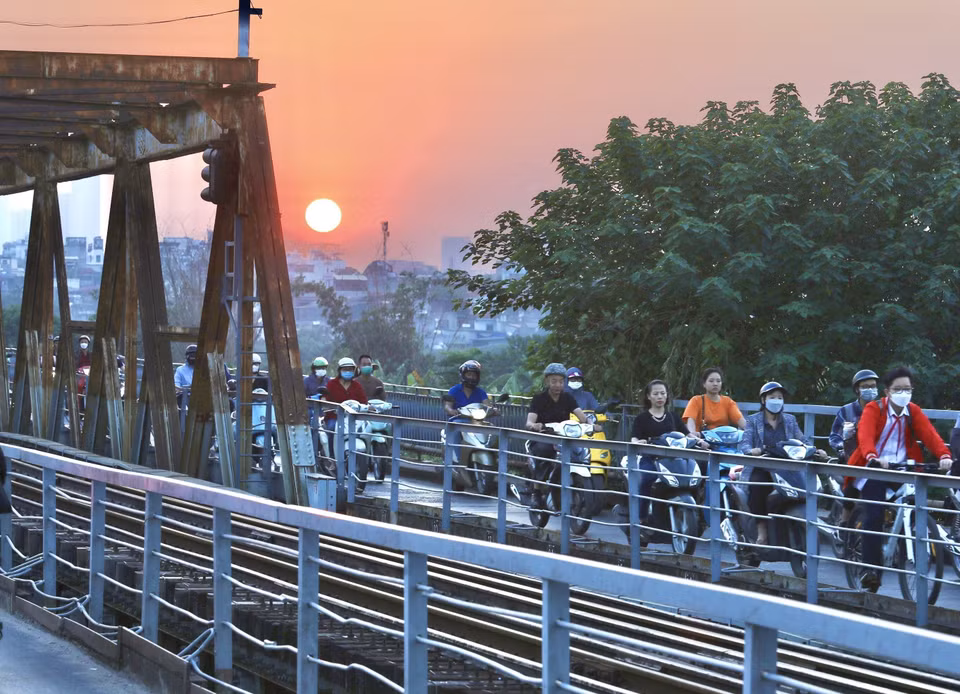Coucher de soleil au pont Long Bien.