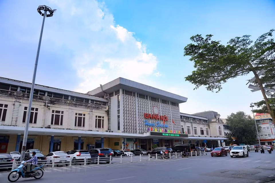 Après la réoccupation de Hanoi par la résistance victorieuse (1954), l’accent fut mis sur l’étatisation du commerce, ce qui diminua l’animation de Dông Xuân. Le marché connut un regain d’activité à partir des années 1980, après le lancement de la politique de rénovation économique qui encouragea l’entreprise privée. Pour répondre au ravitaillement de Hanoi dont la population avait plus que décuplé en un siècle, le marché de Dông Xuân fut rebâti en 1990. Il s’est alors modernisé tout en gardant son ancienne façade. Malheureusement, il fut complètement détruit par l’incendie de juillet 1994 qui causa des dégâts s’élevant à 17 millions de dollars. Reconstruite une deuxième fois, la nouvelle mouture fut inaugurée en décembre 1996, mieux rangé et plus propre. Les habitants ont néanmoins regretté le pittoresque du marché d’antan. Photo: VietnamPlus