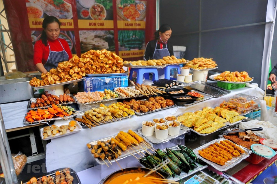 Le Festival "Rue de l’amitié Vietnam-République de Corée" s'est déroulé les 11 et 12 décembre dans la rue Trân Van Lai, zone urbaine de My Dinh, district de Nam Tu Liêm, à Hanoï. A cette occasion, on peut déguster des plats typiques de la République de Corée tels que le kimchi, le bibimbap, les mandus, le barbecue coréen, les yakgwa, les bungeoppang, les kimpap, le samgyetang et le hoppang. En plus de la gastronomie, le festival a proposé des spectacles d'art folklorique de Hanoï, de musique et de danse sud-coréennes, qui ont aidé les touristes à découvrir les richesses de la culture sud-coréenne. Photo: VietnamPlus