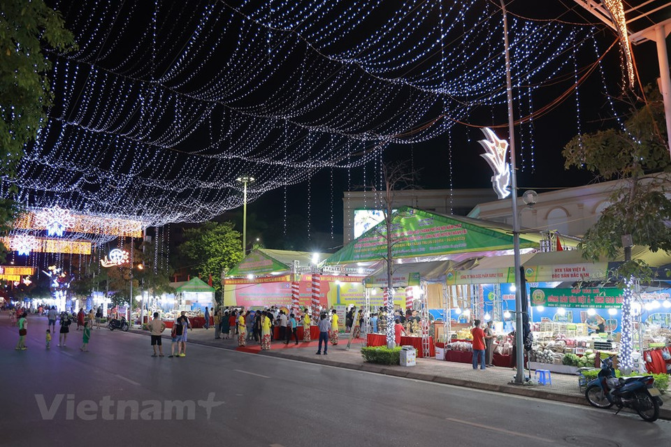 La Semaine des produits OCOP (“À chaque commune, son produit”) de Hanoï 2022 s’est ouverte dans la soirée du 27 septembre au Centre de la culture, de l’information et des sports du district de Thanh Tri. Organisé par le Bureau de coordination du Programme d'édification de la Nouvelle ruralité de la capitale, l’événement vise à promouvoir le commerce, à accélérer le développement de l'économie rurale sur la base du renforcement de l'application des technologies numériques et de la promotion de l'économie circulaire, à favoriser l'augmentation des revenus et l'amélioration de la vie des habitants, selon Nguyên Ngoc Son, directeur adjoint du Service municipal de l’Agriculture et du Développement rural.