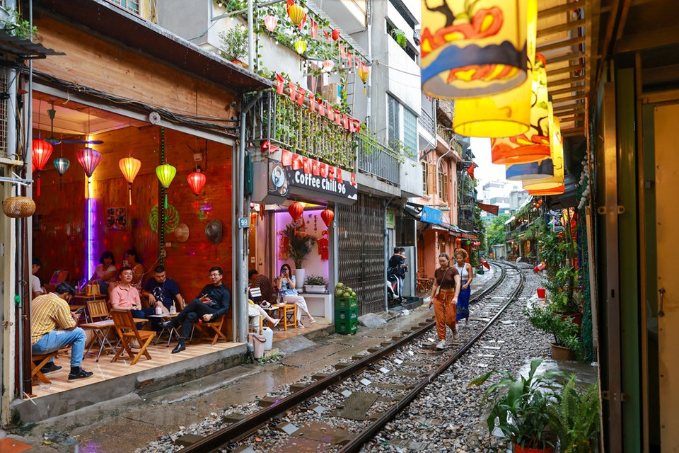 La rue du train à Hanoi était un site méconnu sur la carte touristique du pays. Grâce à la magie des réseaux sociaux, l’endroit est devenu soudainement un phénomène médiatique. Appelé littéralement « quartier de la voie ferrée » en vietnamien, ses habitations sont en fait assez récentes. Dans les années 1970, l’État a repris le système ferroviaire initié par les Français à l’époque coloniale. Pour faciliter le travail des employés de la compagnie du chemin de fer, on leur a accordé des logements à proximité de la gare centrale. Les familles de cheminots constituaient ainsi le noyau de la communauté d’alors.