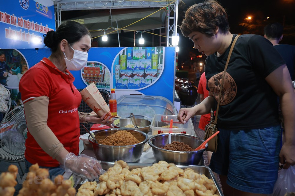 Le «cha muc», une spécialité de la baie de Ha Long, province de Quang Ninh (Nord), est présent à l’événement. Le «cha muc» ravit les Vietnamiens avec ses croquettes de calmar ou de seiche, mélangées à de la viande de porc. Il est réputé pour faire partie des dix meilleurs mets vietnamiens, selon une liste publiée par le Livre des records d’Asie en 2013. Le «cha muc» est une galette frite faite à partir d’une pâte de calmar ou de seiche, mélangée avec de la viande de porc. Il est très populaire dans plusieurs villes et provinces. Mais celui de Ha Long est le plus apprécié des Vietnamiens pour sa finesse sur le plan gustatif.