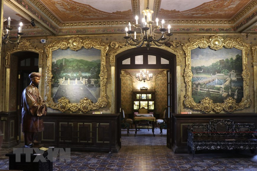 Un ensemble de table et chaises de style européen.