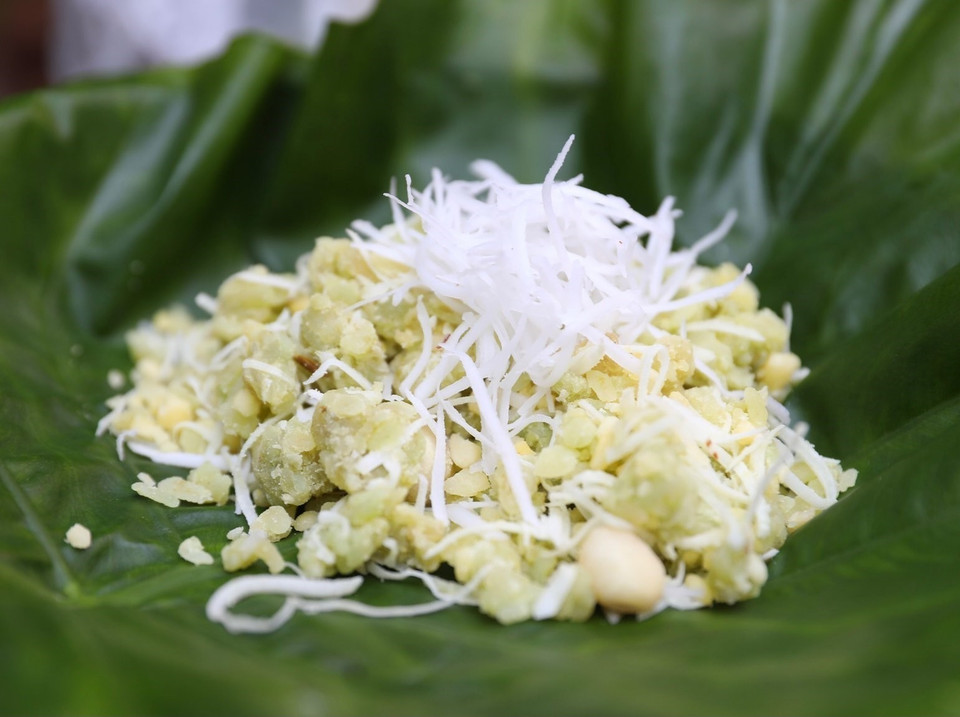 Pour les Hanoïens, le Xôi Cốm (riz gluant jeune en granules aplatis) est un cadeau spécial de l’automne. 