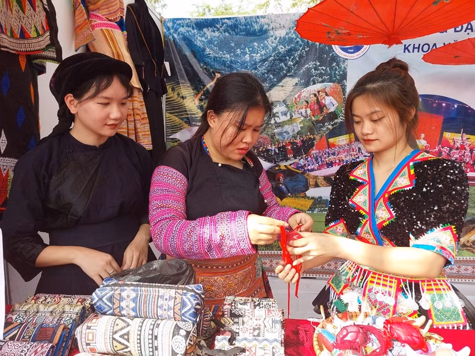  En plus de bijoux tels que colliers, bracelets et autres ornements en argent cousus sur leurs costumes, les filles cherchent à rehausser la beauté de leurs costumes traditionnels en suspendant à leur taille une chaîne en argent où sont accrochées des figures géométriques en argent rondes ou en forme de losange. Un trait original dans cet habillement : les nombreuses pièces de monnaie en argent cousues sur leurs vêtements révèlent, selon les anciens, la richesse et l’appartenance sociale. Selon la tradition H’mông, plus la famille de la jeune fille est aisée, plus elle porte sur elle de piastres (pièces de monnaie utilisées pendant la période coloniale française). Photo: VietnamPlus