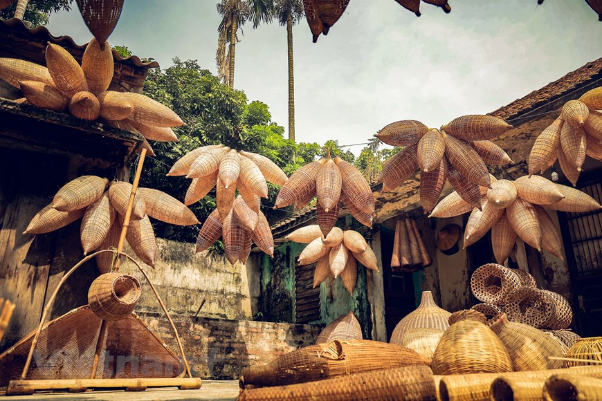 Cet outil simple fait de bambou est flexible pour que l'agriculteur puisse le poser dans le ruisseau afin d'attraper de petits poissons.