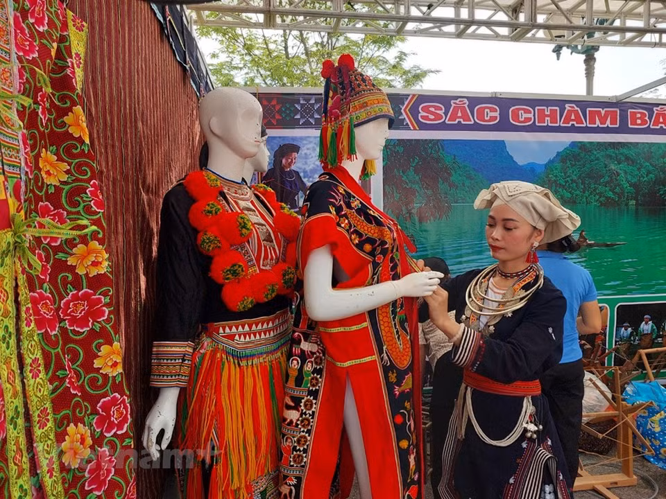 L'événement voit la participation de 17 villes et provinces que sont Hanoï, Vinh Phuc, Phu Tho, Hoa Binh, Son La, Yen Bai, Lao Cai, Lai Chau, Dien Bien, Ha Giang, Tuyen Quang, Cao Bang, Bac Kan, Lang Son, Bac Giang, Thai Nguyen, Quang Ninh. Dans le cadre de ce festival est prévue une rencontre entre des artisans et des personnes ayant contribué à la conservation et à la promotion des cultures des minorités ethniques. Il y aura aussi une conférence sur le thème «Solutions pour préserver et valoriser les costumes traditionnels des ethnies vietnamiennes dans la situation actuelle», un défilé de costumes traditionnels, une démonstration de la broderie et du tissage des costumes traditionnels, et bien d’autres activités. Photo: VietnamPlus