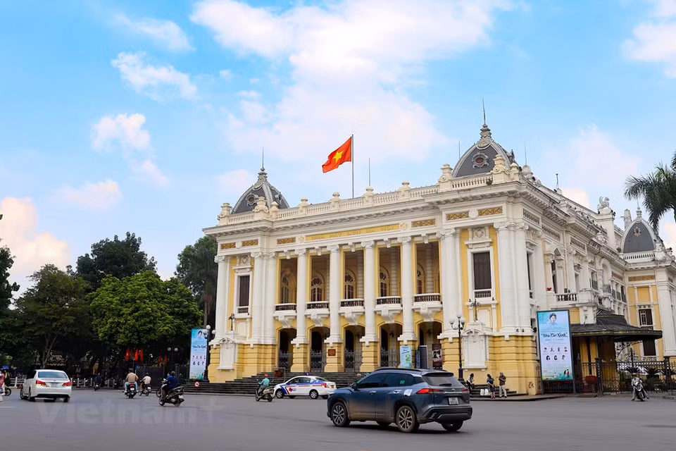 Situé en plein cœur de la capitale, l’Opéra de Hanoi est non seulement un éminent représentant de l’architecture française mais aussi un haut-lieu qui a accueilli les grands événements du pays. Cet ouvrage centenaire prisé des touristes est une fierté des Hanoiens. Pour les Vietnamiens, l’Opéra de Hanoi et la Place de la Révolution d’Août sont des symboles historiques. Le 19 août 1945, les Hanoiens se sont en effet réunis sur cette place pour se diriger ensuite vers le palais de l’envoyé spécial du roi, où les forces du Viêt Minh s’emparèrent du pouvoir. C’est également le lieu où s’est tenue la cérémonie du lever du drapeau durant la journée de la libération de Hanoi (10 octobre 1955). Photo: VietnamPlus 
