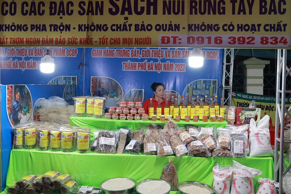 Le programme OCOP, lancé au Vietnam en 2018, vise à commercialiser les spécialités locales afin d’améliorer les revenus des agriculteurs, de promouvoir une production respectueuse de l’environnement et des méthodes traditionnelles. Le Vietnam s’est fixé pour objectif d’avoir environ 6.500 produits OCOP étoilés en 2022, soit 1.100 de plus qu’en 2021. Au cours de la période 2021-2025, le programme OCOP continue d'être la solution clé pour promouvoir le développement économique durable des zones rurales, en mettant en œuvre de manière efficace et synchrone les tâches prioritaires. L’un de ses objectifs concrets consiste à ce que d’ici 2025 au moins 10.000 produits OCOP soient classés 3 étoiles et plus, dont au moins 400 à 500 produits OCOP classés 5 étoiles.