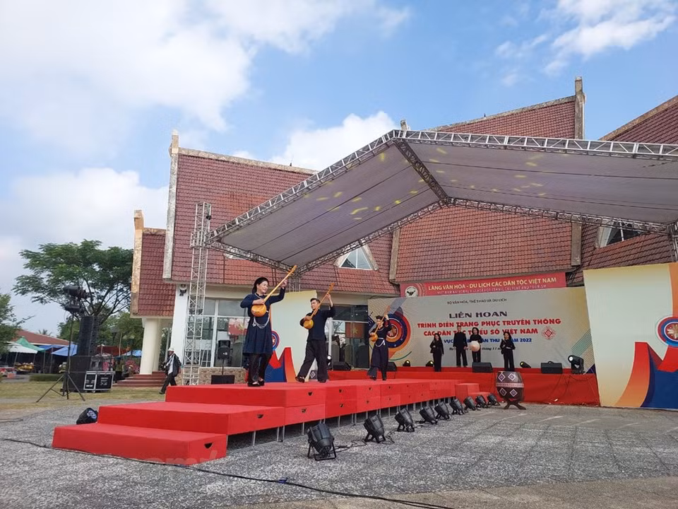 Ce festival, qui dure jusqu’au 20 novembre, a pour but de préserver et d’honorer les belles valeurs culturelles traditionnelles des ethnies minoritaires du Nord au sein de la communauté des 54 ethnies nationales. Il vise également à créer les conditions permettant aux artisans et artistes issus de zones peuplées de minorités ethniques d'étudier et d'échanger des expériences dans le travail de préservation et de promotion des cultures traditionnelles, contribuant ainsi à resserrer la solidarité et la cohésion entre eux. C’est aussi une occasion de présenter les valeurs des costumes traditionnels et de la culture des minorités ethniques, aux Vietnamiens mais aussi aux touristes étrangers, contribuant ainsi au développement du tourisme local. Photo: VietnamPlus