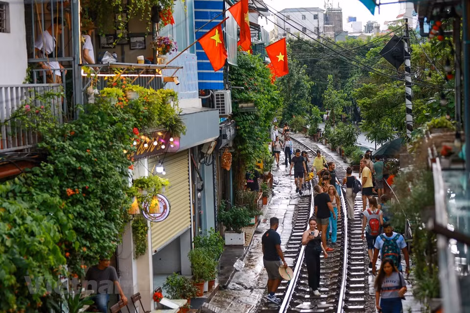 À son tour, cette chaîne a réalisé un autre reportage avec une portée beaucoup plus internationale. Quelques mois plus tard, la voie ferrée était devenue une attraction touristique d’Hanoi. La chaîne CNN l’a rapidement appelée la « rue selfie ». En deux ans à peine, un endroit naguère « hors des entiers battus » devient soudainement un lieu ultra bondé. En novembre 2018, 7000 images ont été taguées avec #trainstreet sur Instagram. En octobre 2019, il y en a eu plus de 26,000 avec le même tag. Sur Tripadvisor, la rue du train arrivait en deuxième position parmi 107 attractions d’Hanoï !